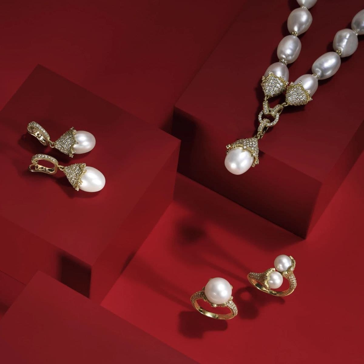 Pearl necklace, earrings and rings